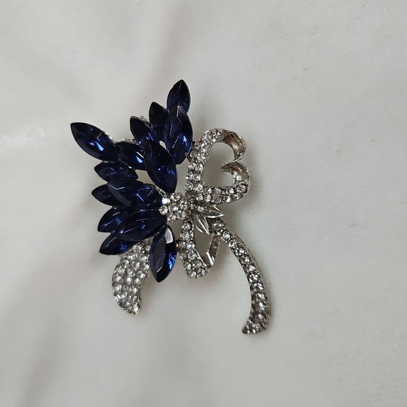 Women's Blue Silver Floral Bouquet Brooch Retro Style Pin Rhinestone Flower NWOT - Picture 3 of 5